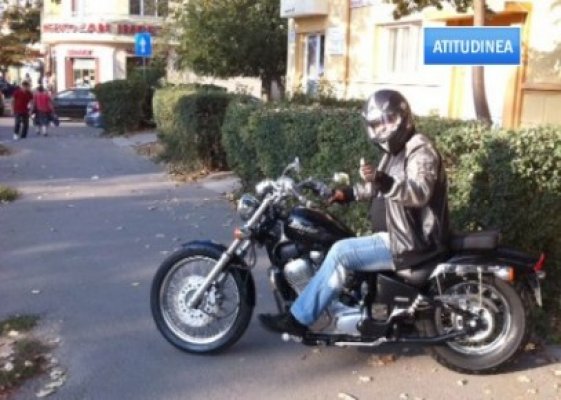 Atitudinea: Motociclistul Gropoşilă, dispus să înveţe femeile cum să călărească